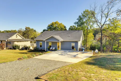 Waterfront Lake Hickory Retreat w/ Private Dock! - Homestays