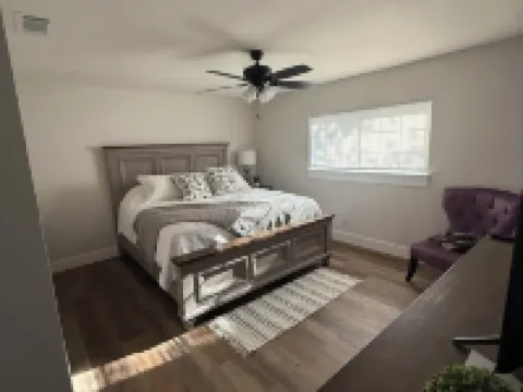 "Golden Retreat –3BR/2BA Escape" located in the top neighborhood in Madera Hoteles en Madera