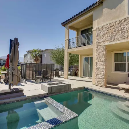 Lakefront Indio Villa Private Pool and on-Site Golf