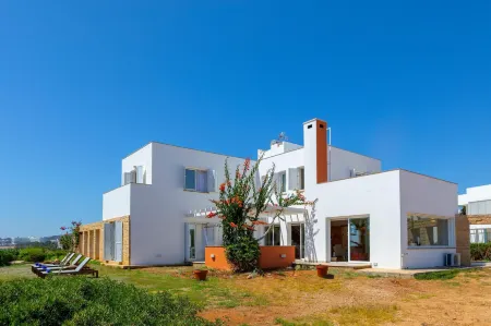 Protaras Seafront Villa Violetta Отели рядом с достопримечательностью «Cyclops Cave»