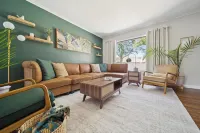 Earth & Echo-Nature-Inspired -  Themed Bedrooms + Firepit + Walk to Brookside