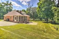 Sun-Lit Lake Geneva Sanctuary w/ BBQ Patio! - Homestays