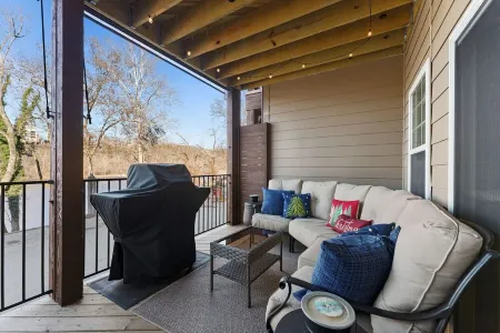 Lakefront LuxuryNo Stairs/3 King Beds/Minutes 2 Downtown/Family-Friendly