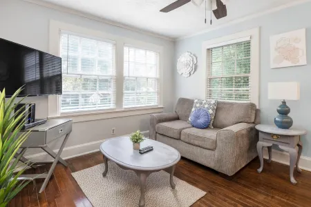 Charming Loft with Modern Amenities - Cozy Urban Haven Отели рядом с достопримечательностью «The Scott and Zelda Fitzgerald Museum»