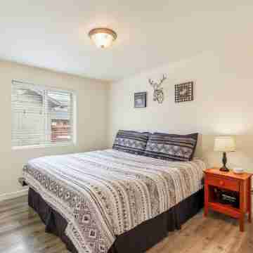 Downtown Sisters Suite - HOT TUB - Dog Friendly Rooms