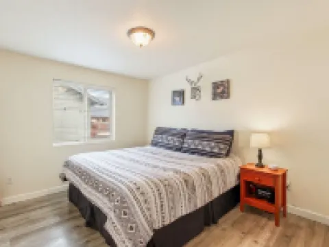 Downtown Sisters Suite - HOT TUB - Dog Friendly Hotels in Sisters