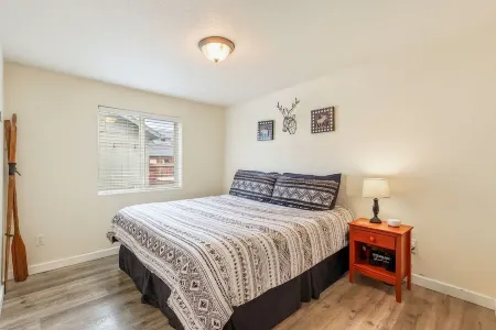 Downtown Sisters Suite - HOT TUB - Dog Friendly