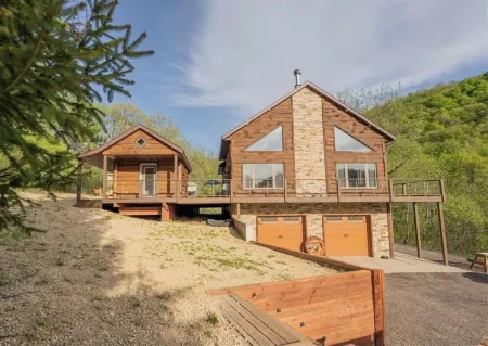 Buffalo County Log Cabin w Guesthouse and pool