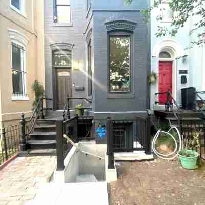 Charming 2-bedroom apartment with AC, WiFi in brilliant Washington Hotel Exterior