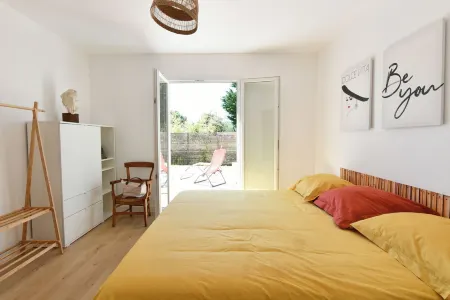 5-bedroom house 900 m from Les Govelins beach and 500 m from the village