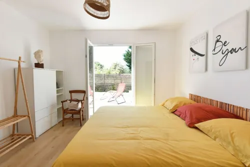 5-bedroom house 900 m from Les Govelins beach and 500 m from the village