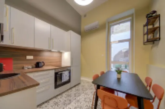 Traditional Corner Townhouse for rent. Ideal for Groups or Families!