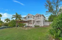 Breathtaking Villa with ocean views, hot tub, BBQ, and steps from the beach  호텔