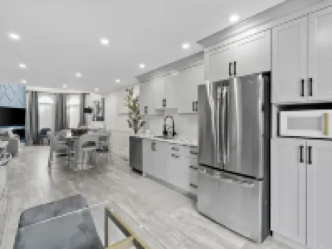 Castle in Bowman*Close to Port Darlington*Whole House*Arcade*King Bed*Backyard* Hotels in Clarington