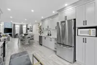 Castle in Bowman*Close to Port Darlington*Whole House*Arcade*King Bed*Backyard* Hotels in Clarington