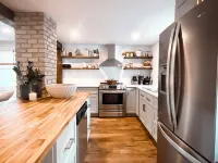 2 BATHROOM Executive Cottage with Office Hotels in Sarnia