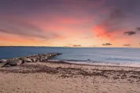 Charming 1-bedroom apartment with AC, 3 minute walk to beach, and new hot tub Hotel a Westbrook