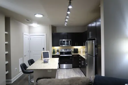 Charming 1-bedroom apartment in delightful Addison with WiFi, AC, fitness room