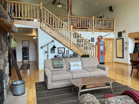 Splendid and Comfortable Retreat in Meadows Valley. Views of Brundage Mountain.