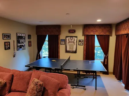 Luxury 5 bedroom ski house- 5 min from slopes