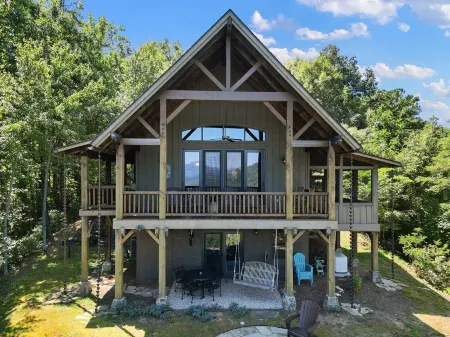 Fairytale 3-bedroom cabin in lovely Black Mountain with Views, WiFi, Hot Tub