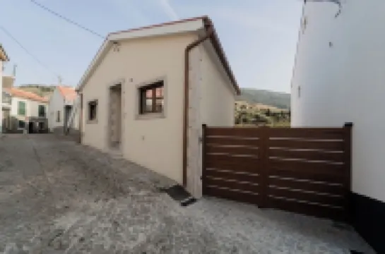 Casa de Xisto - A cozy house surrounded by the vineyard terraces of the Douro. 聖約翰裴斯奎拉酒店