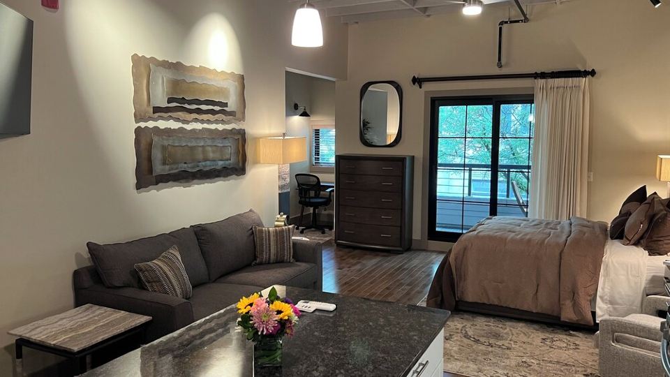 Beautiful Suite with Balcony overlooking Warren St in Syracuse