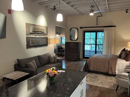 Beautiful Suite with Balcony overlooking Warren St in Syracuse Отели рядом с достопримечательностью «The Oncenter»