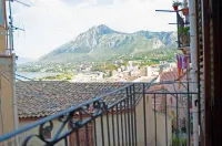 House with terrace near the Beach - Eden Holiday Home