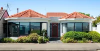 Seaside holiday home in the front row! With panoramic views across Hawke Bay Hotels in Ahuriri