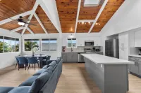 Freshly Remodeled w/ Vaulted Ceilings ,Lanai view 3.5 mi from Airport Live Local Hotels in Kalaoa