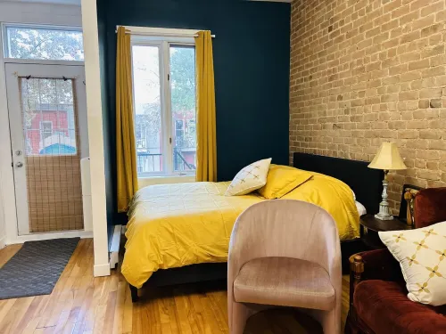 Lumineux Loft à Montreal au Coeur de la Petite Italie Hotels in Cachan