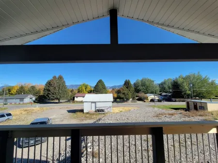 Charming 3-bedroom cabin- minutes from downtown Ennis