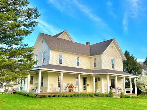 Step Inside a Magazine! Upscale Farmhouse on 3 acres. Hot Tub,Bocce Ball,Gardens