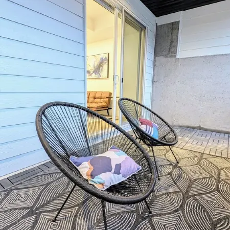 Modern 2Br Suite | Private Patio | 5 Min Downtown/Zoo/Stampede | Central & Safe