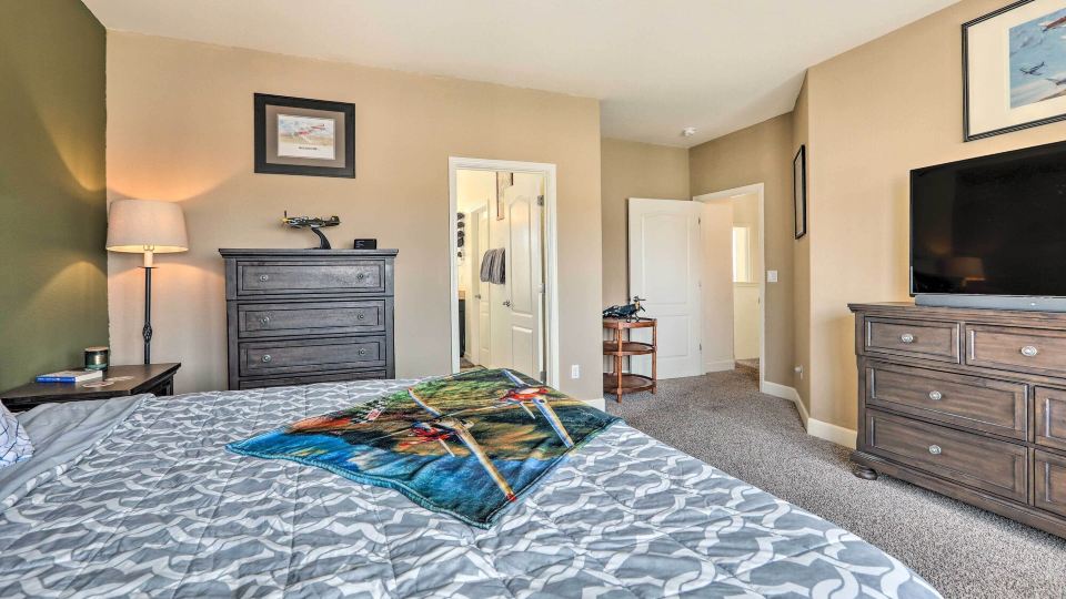 Air Racing Decor, Hot Tub: Sparks Home!