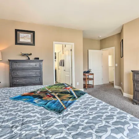 Air Racing Decor, Hot Tub: Sparks Home!
