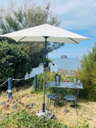 Mini apartment with charming window overlooking the sea quiet and relaxing.