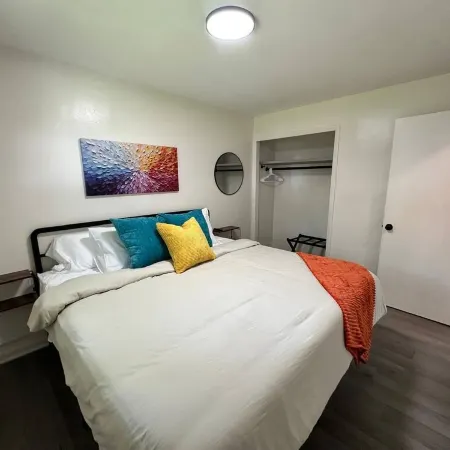 KING bed, Pet Friendly, Modern Retreat, CLE-BW