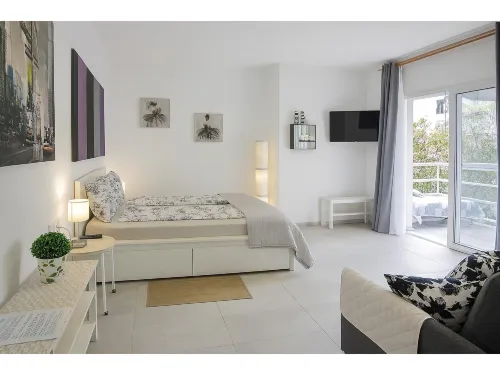 Fantastico 4 - with Large Private Terrace, Free Parking, Air Conditioning, BBQ
