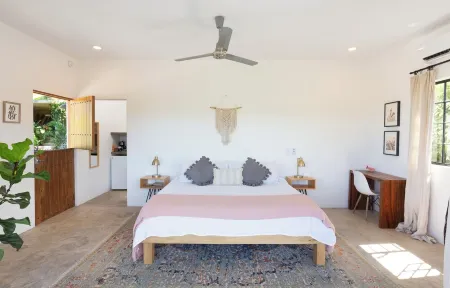 Huge Suite!! King Bed, A/C, Saltwater Pool, Fast Wifi, Mountain Views -"Sol"