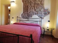 Tuscan Maremma: house in the medieval village of Roccatederighi. Hotels in Roccastrada