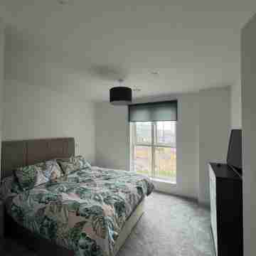 Brand new 1 bed luxury apartment, Balcony with amazing views Rooms