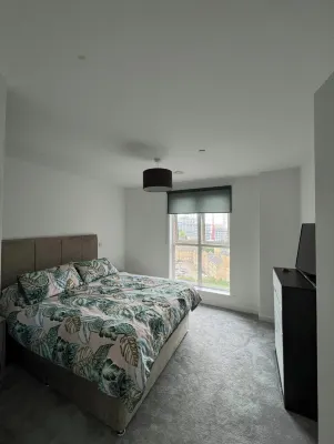 Brand new 1 bed luxury apartment, Balcony with amazing views Các khách sạn ở Barking