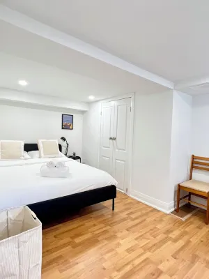 Modern Upper Beaches Home-2min from Subway Station Hotels in East York