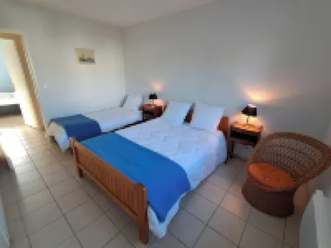 Family house, near Mauret beach with garden, sleeps 6 昂代諾萊班酒店