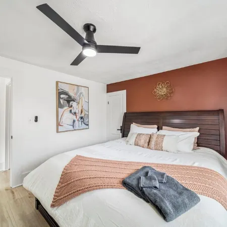 Lakeview Modern Stay Near Beaches, GOTL, and Spire