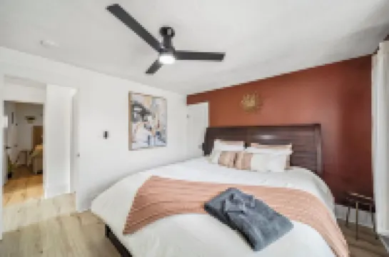 Lakeview Modern Stay Near Beaches, GOTL, and Spire