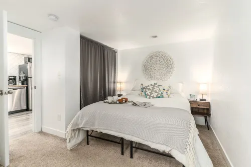 Beautiful 2B garden level w/ private outdoor deck