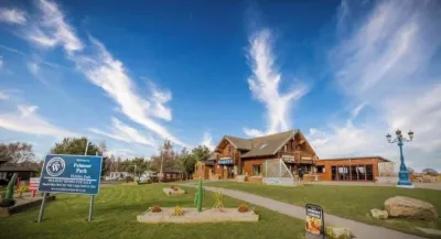 Luxury hot tub lodge with onsite bar/restaurant and many other amenities Northumberland Zoo附近的飯店